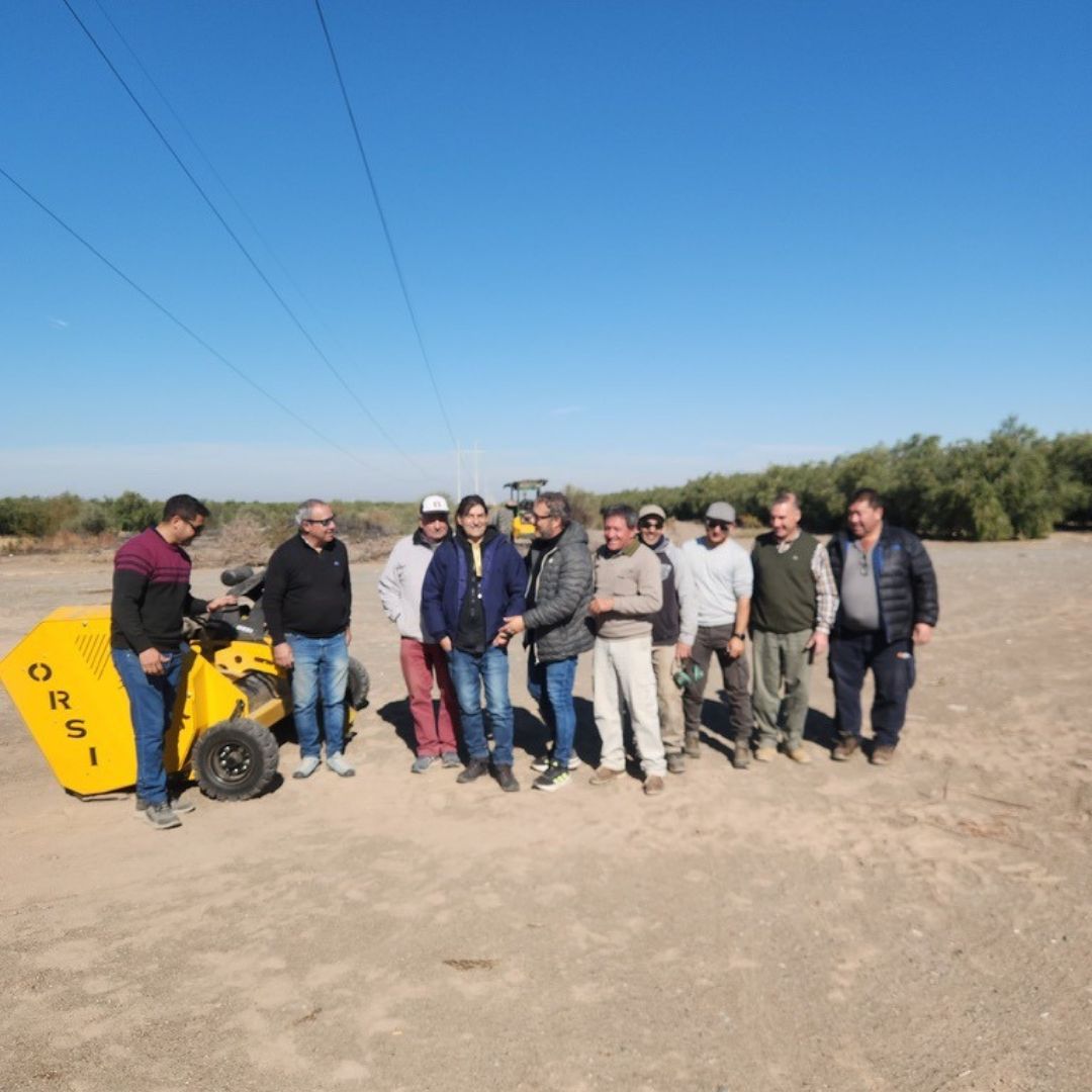 Foto grupal en el campo con equipo ORSI