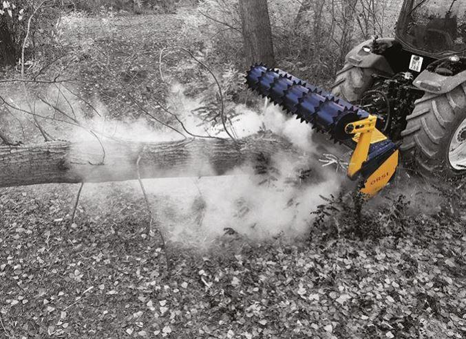 Maquinaria ORSI triturando material en campo