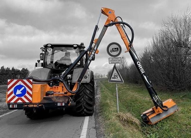 Tractor ORSI con brazo articulado para mantenimiento de carreteras